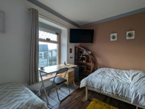 R5 - Triple Room Retreat - Near Beach, Parks, Trails, City - WIFI, Free Parking - Self Catering